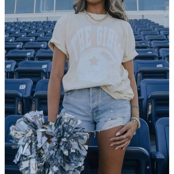 NEW FRIDAY + SATURDAY the girls are gamedaying tee in cream - Picture 4 of 4
